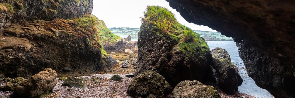 Cushendun Caves an der Causeway Coastal Route, Nordirland