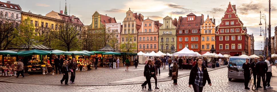 Sonnenuntergang und bunte Häuser auf dem Plac Solny (Salzmarkt) in Wrocław (Breslau), Polen