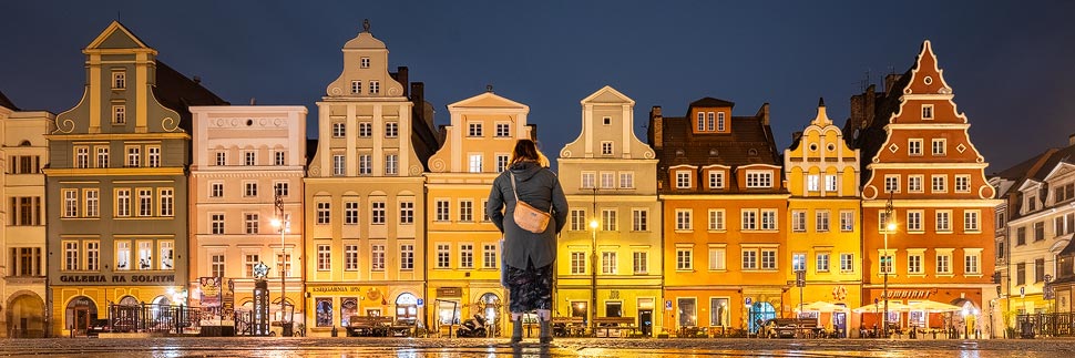 Nachtaufnahme mit beleuchteten Hausfassaden auf dem Plac Solny (Salzmarkt) in Wrocław (Breslau), Polen