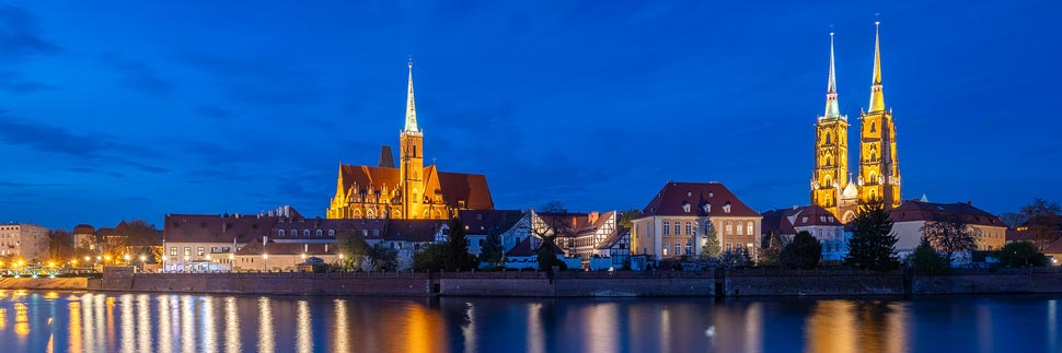 Dominsel und Kathedrale (Nachtaufnahme in der blauen Stunde) in Wrocław (Breslau), Polen