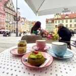 Pistazien Tiramisu und ein Matcha-Erdbeer-Cookie im Blossome Café in Wroclaw mit Blick auf den Hauptplatz Rynek