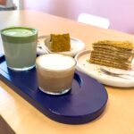 Honigkuchen, Matcha-Latte und Cappuccino im good good - coffeebar & concept store in Wrocław