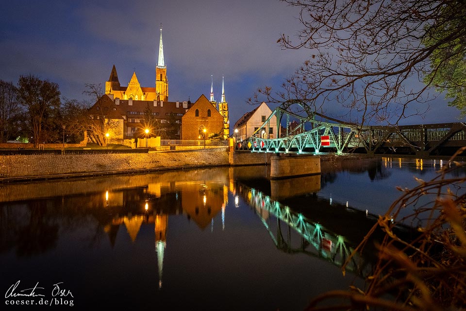 Dombrücke (Most Tumski) und Kathedrale in der blauen Stunde in Wrocław/Breslau, Polen