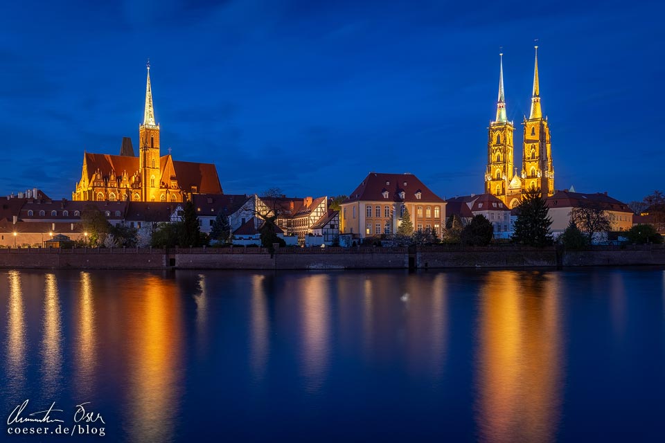 Blick und Panorama der Dominsel zur blauen Stunde in Wrocław/Breslau, Polen