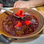 Rote-Rüben-Suppe mit vegetarischen Teigtaschen im Restaurant Pierogarnia Stary Młyn in Wrocław