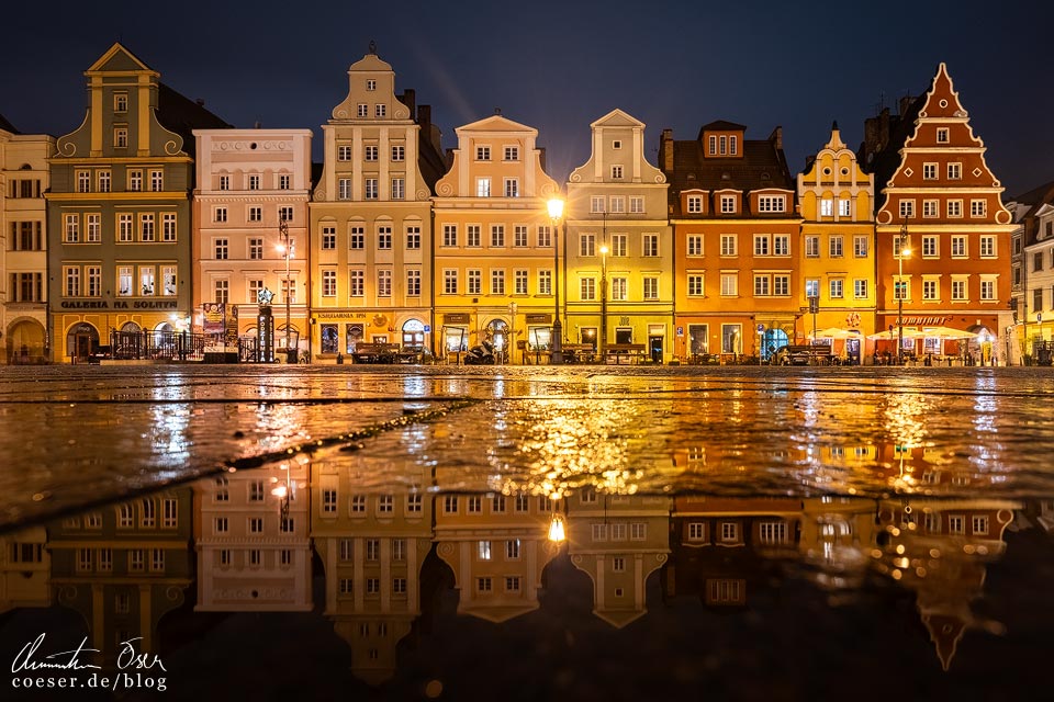 Spiegelung der historischen Häuserzeile auf dem Plac Solny in Wrocław, Polen