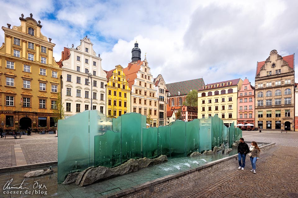 Brunnen Fontanna Zdrój und historische Häuser auf dem Rynek in Wrocław, Polen