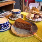 Karottenkuchen mit Preiselbeeren und Spartak-Honigkuchen im Vinyl Café in Wroclaw