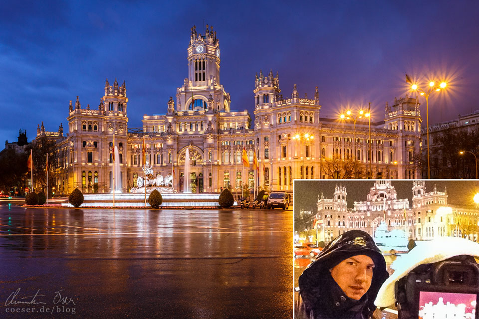 Fotograf Christian Öser während der Arbeit im Regen in Madrid auf dem Plaza de Cibeles