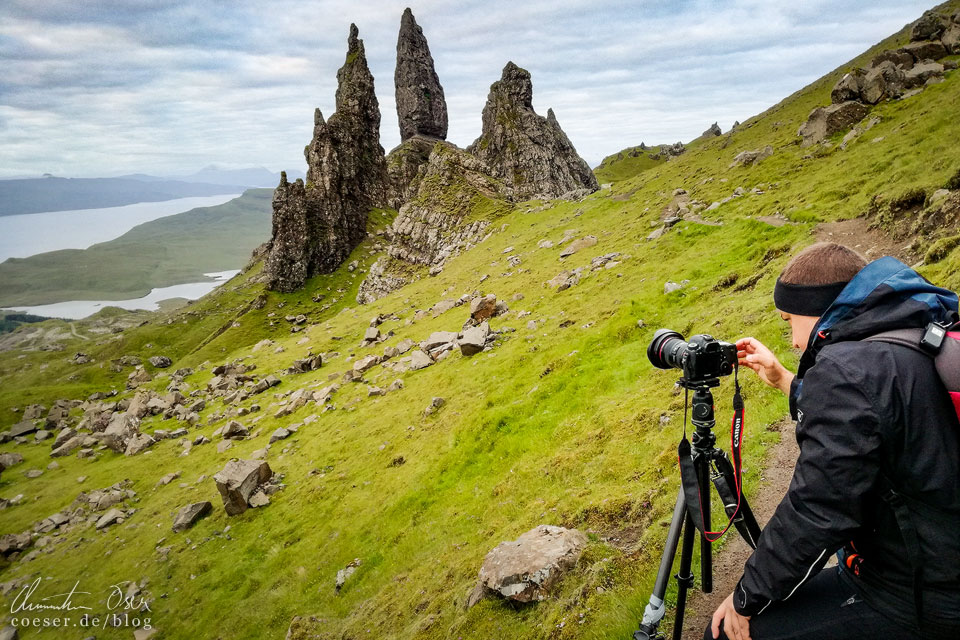 Fotograf Christian Öser während der Arbeit beim Old Man of Storr in Schottland