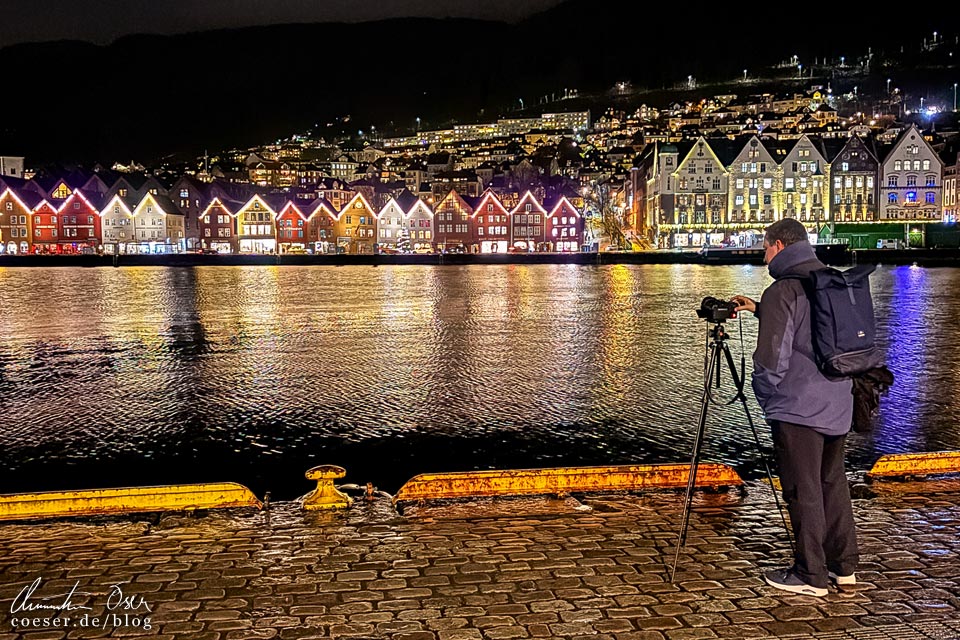 Fotograf und Reiseblogger Christian Öser während der Arbeit in Bergen, Norwegen