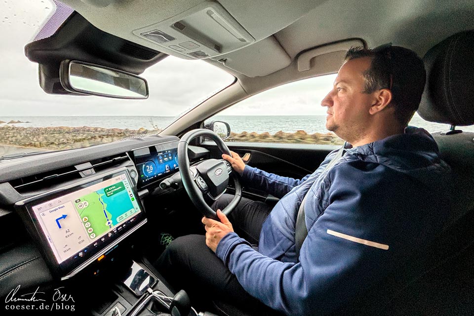 Fotograf und Reiseblogger Christian Öser während der Arbeit in Nordirland