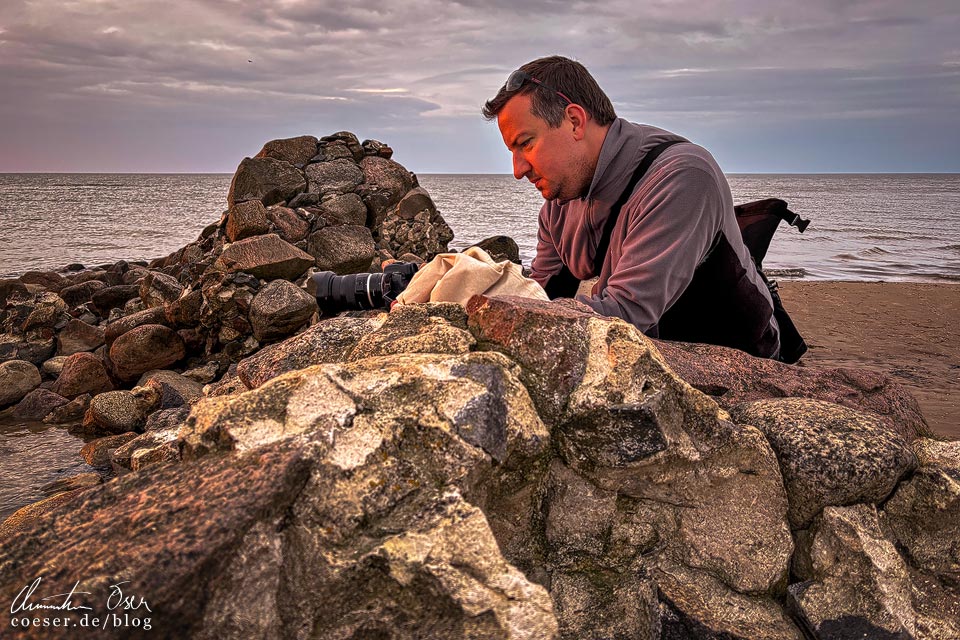 Fotograf und Reiseblogger Christian Öser während der Arbeit in Lettland