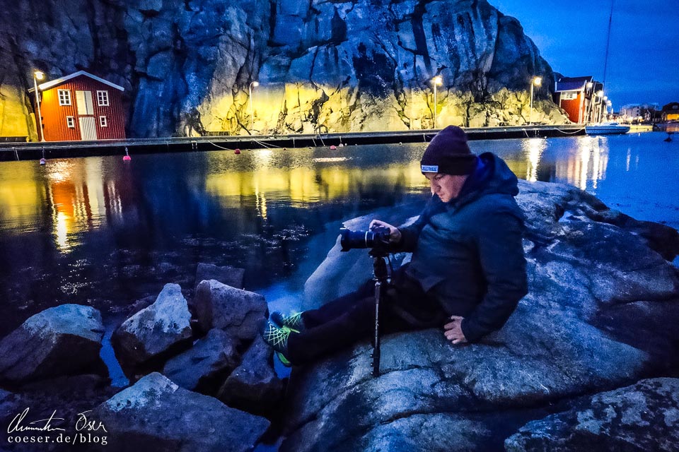 Fotograf und Reiseblogger Christian Öser während der Arbeit in Bohuslän, Schweden