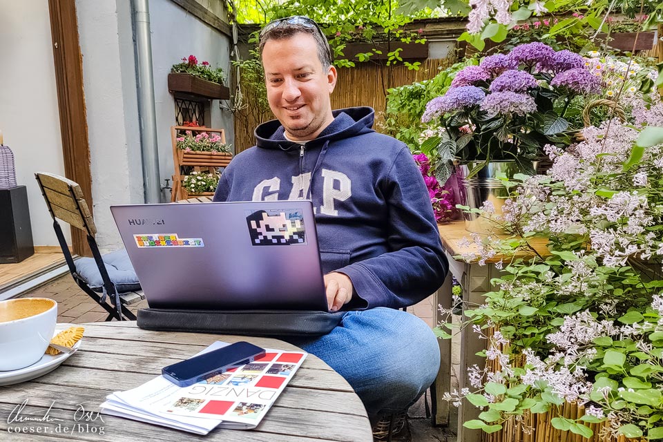 Fotograf und Reiseblogger Christian Öser während der Arbeit in Danzig