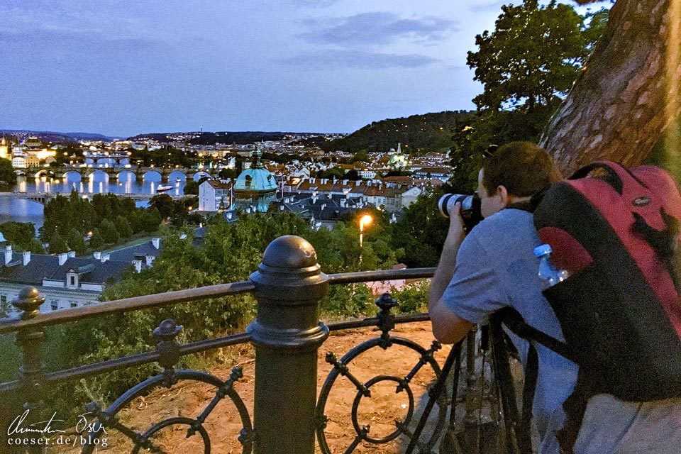 Fotograf und Reiseblogger Christian Öser während der Arbeit in Prag