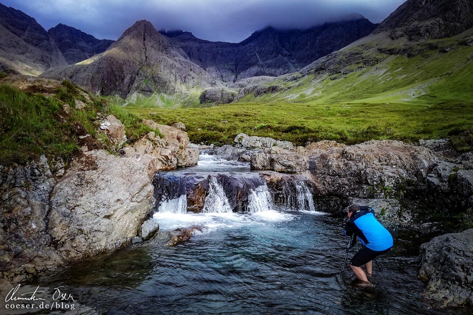 Fotograf und Reiseblogger Christian Öser während der Arbeit in Schottland