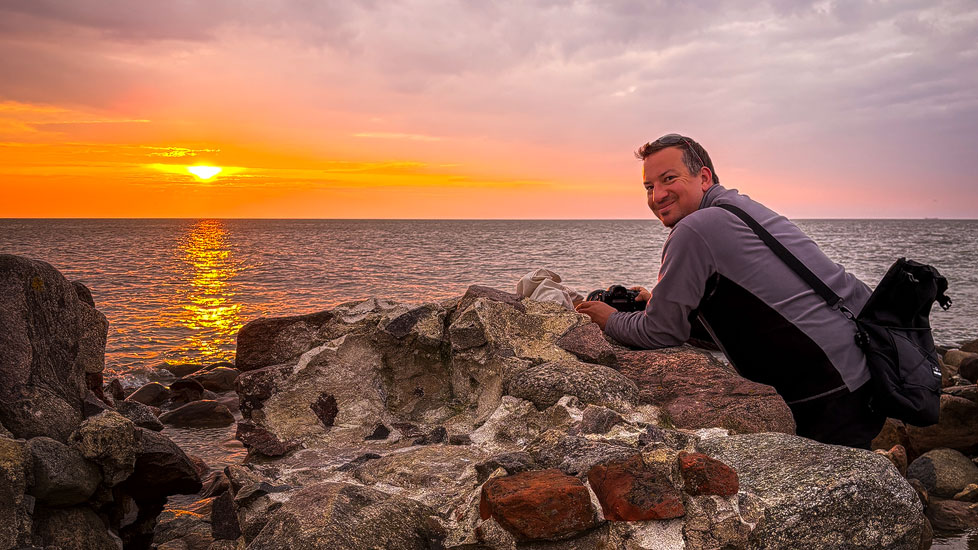 Fotograf Christian Öser während eines Sonnenaufgangs in Lettland