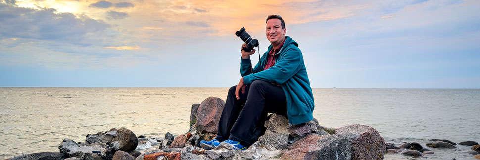 Fotograf Christian Öser bei der Arbeit in Lettland