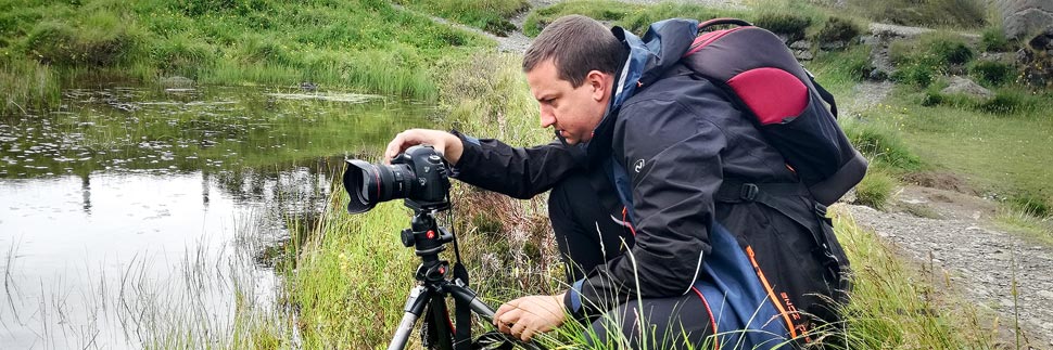 Fotograf Christian Öser bei der Arbeit in Schottland