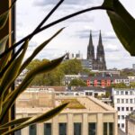Ausblick auf den Kölner Dom vom Wellnessbereich im 25hours Hotel Köln The Circle