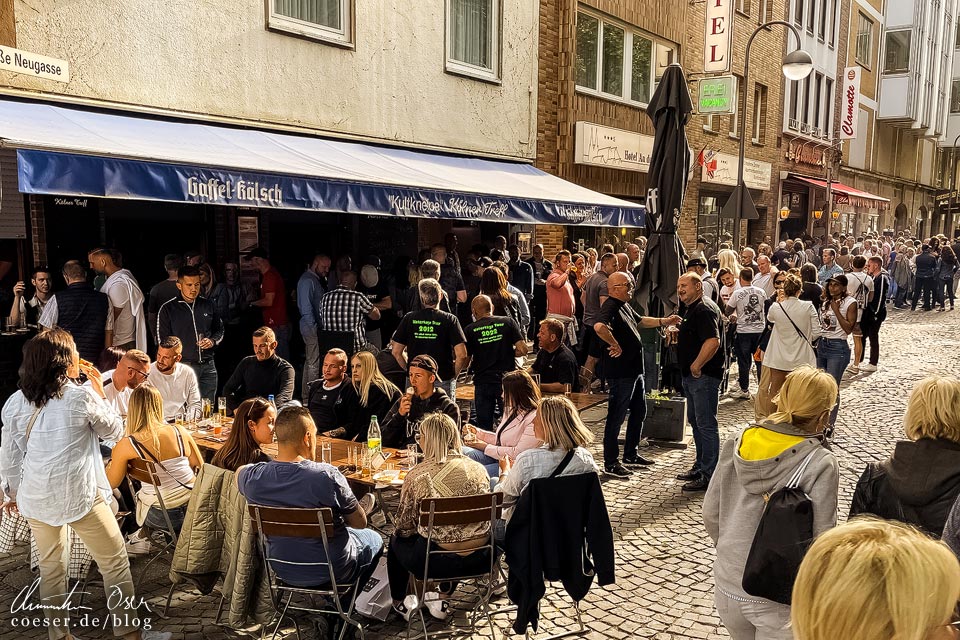 Viele Menschen vor einer Kölsch-Bar in der Kölner Altstadt