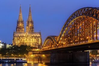 Beleuchteter Kölner Dom und Hohenzollernbrücke in der blauen Stunde in Köln
