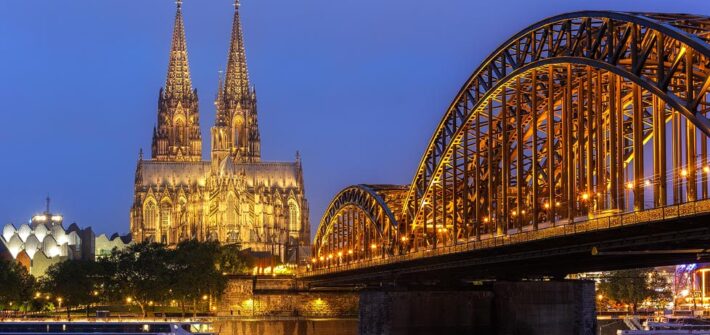 Beleuchteter Kölner Dom und Hohenzollernbrücke in der blauen Stunde in Köln