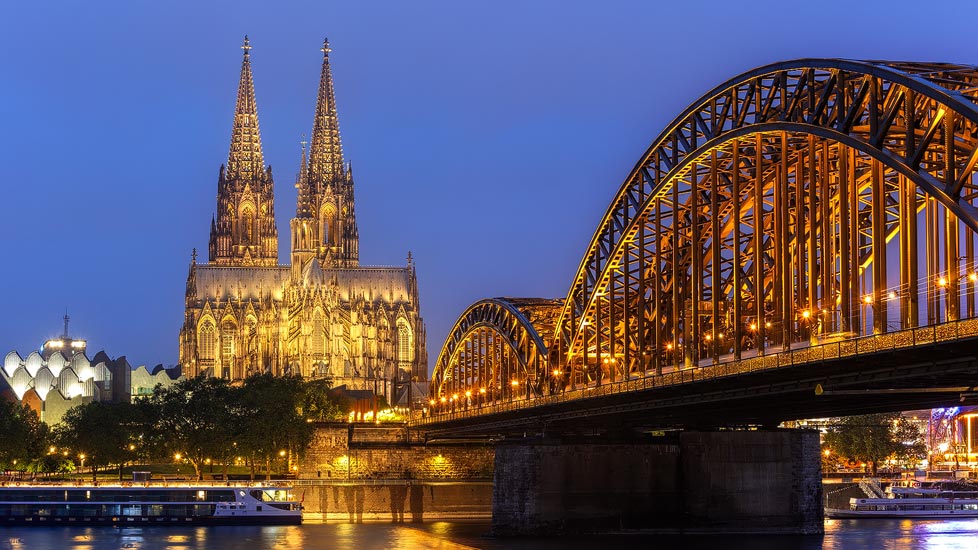 Beleuchteter Kölner Dom und Hohenzollernbrücke in der blauen Stunde in Köln
