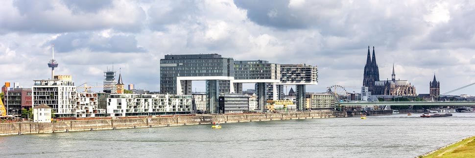 Skyline von Köln am Rhein mit Kranhäusern und Dom
