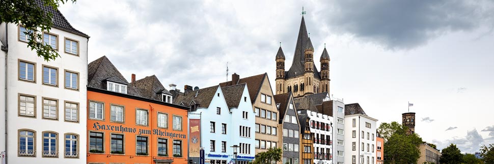 Giebelhäuser in der Altstadt von Köln und Kirche Groß St. Martin