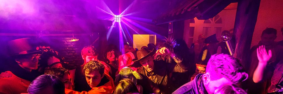 Gute Stimmung in einer Kölner Bar während des Kölner Karnevals