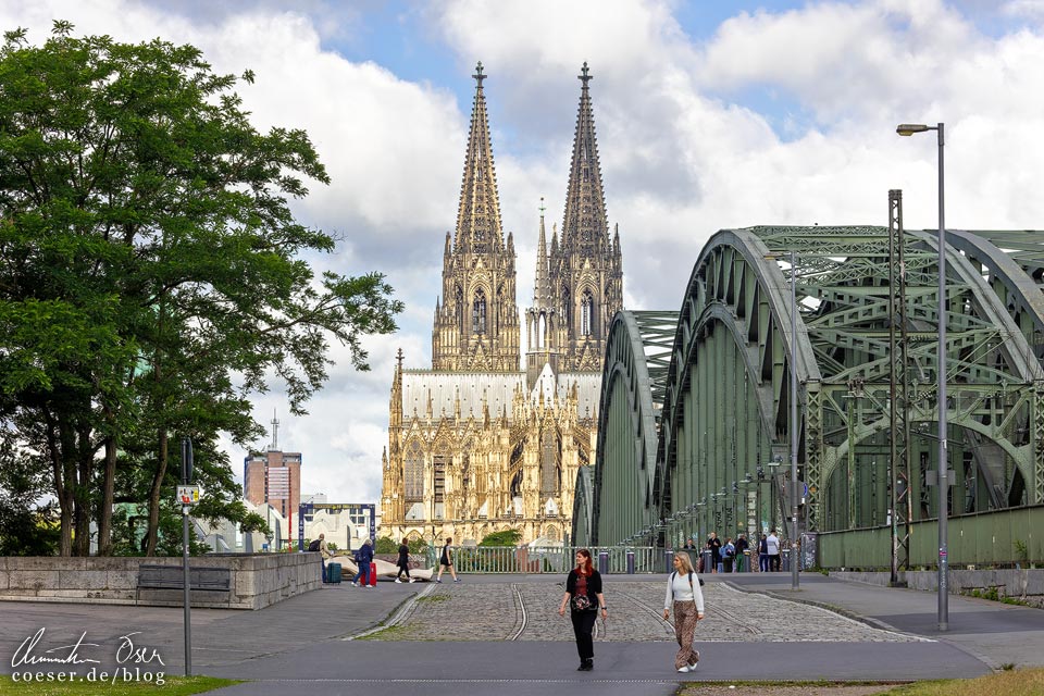 Alte Straßenbahnschienen und Kopfsteinpflaster vor der Hohenzollernbrücke und dem Kölner Dom