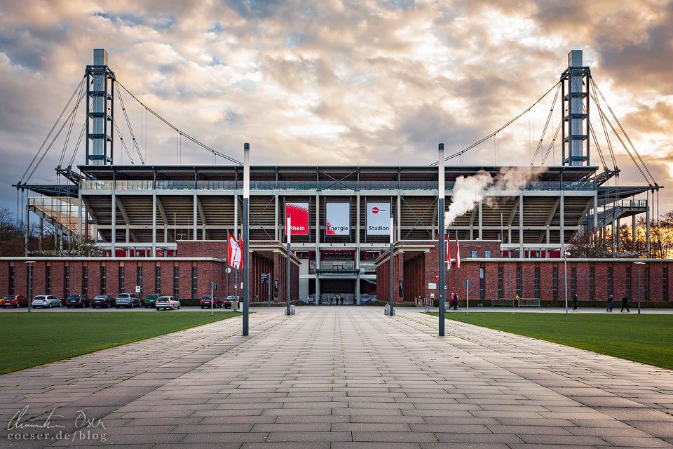 Außenansicht des RheinEnergieStadion des 1. FC Köln