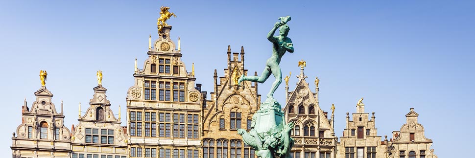 Brunnenfigur und historische Zunfthäuser auf dem Grote Markt in Antwerpen