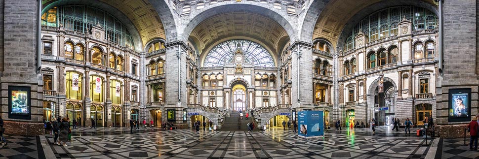 Panorama der Haupthalle im Hauptbahnhof (Station Antwerpen-Centraal)
