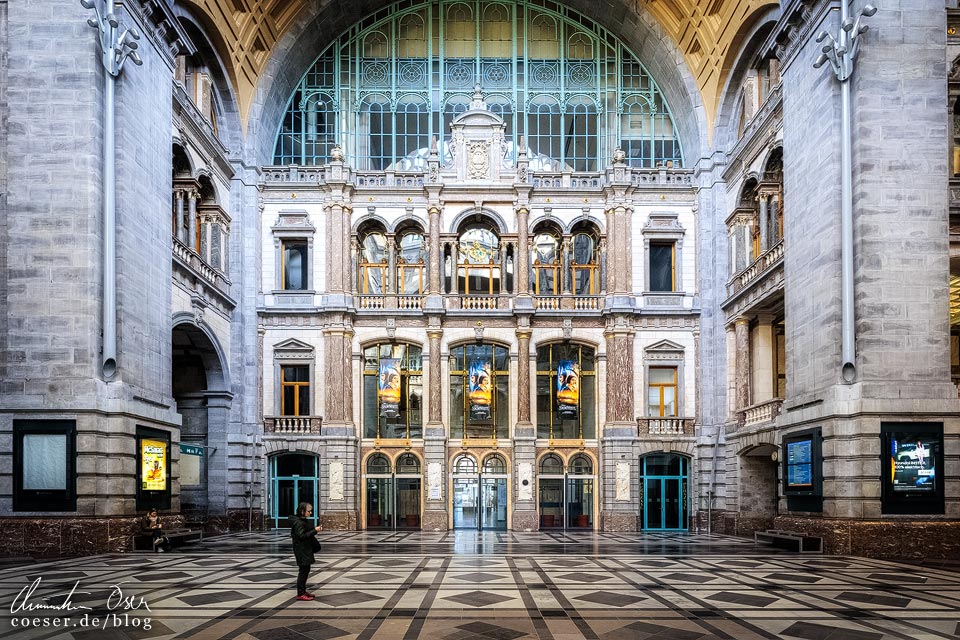 Haupthalle im Hauptbahnhof (Station Antwerpen-Centraal)