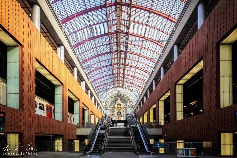 Moderner Zubau im Hauptbahnhof (Station Antwerpen-Centraal)