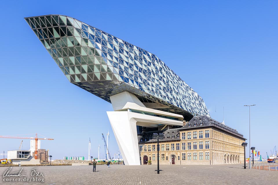 Moderne Architektur des Havenhuis von Zaha Hadid in Antwerpen