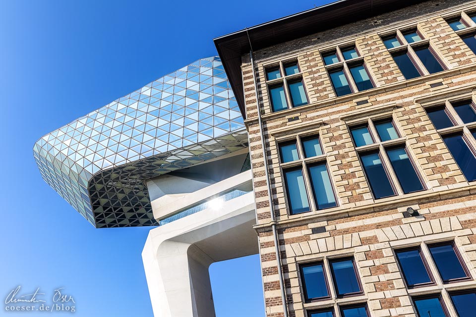 Moderne Architektur des Havenhuis von Zaha Hadid in Antwerpen