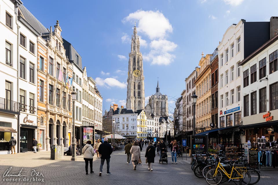 Fußgängerzone und Liebfrauenkathedrale in der Innenstadt von Antwerpen, Belgien