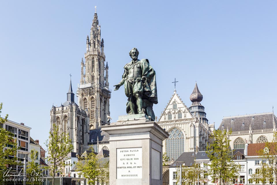Die Rubensstatue vor der Liebfrauenkathedrale auf dem Groenplaats in Antwerpen