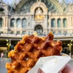 Frische Waffel von einem mobilen Waffelstand im Hauptbahnhof Antwerpen