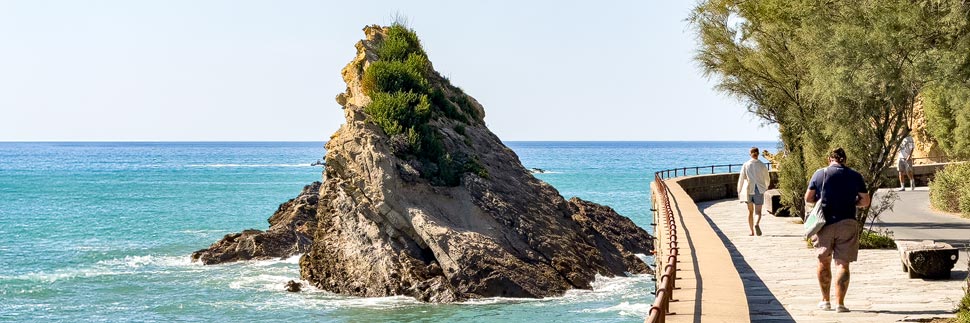 Felsen im Meer an der Promenade Port-Vieux in Biarritz