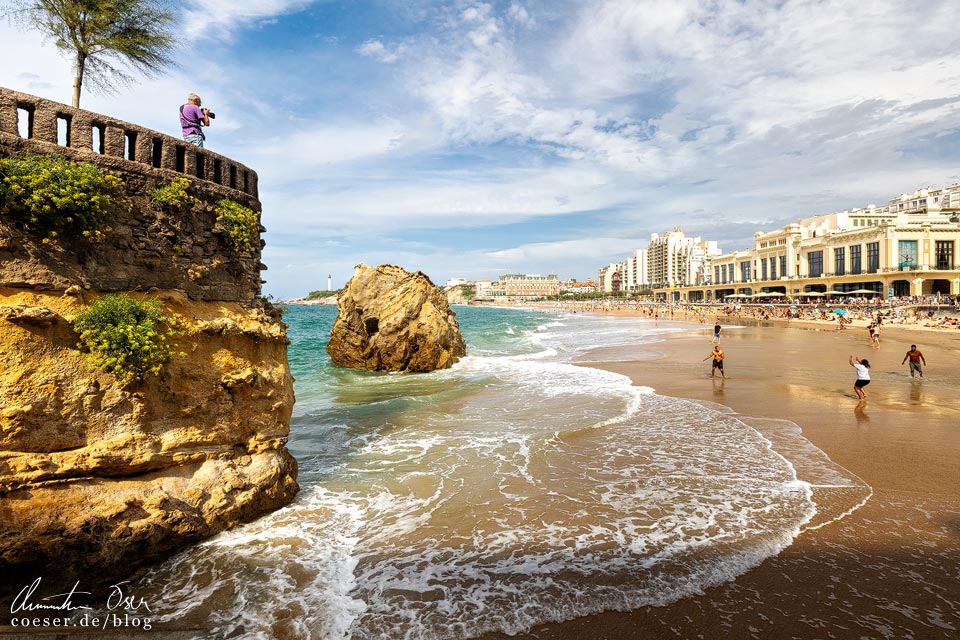 Grande Plage mit Felsen und Aussichtsplattform in Biarritz