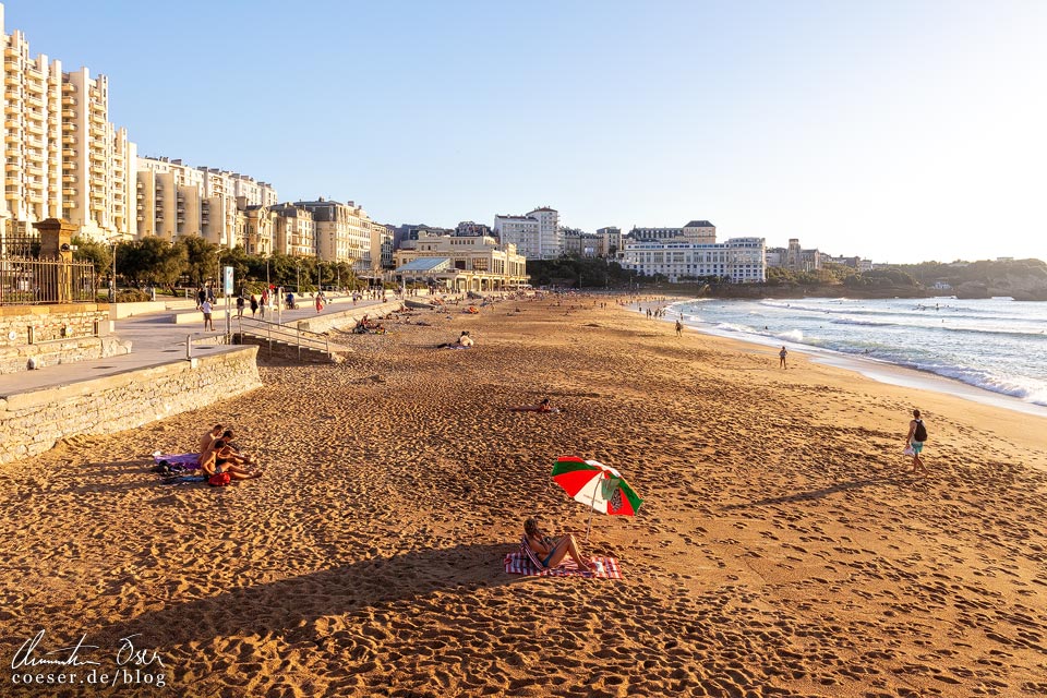 Nachmittagssonne auf dem Grande Plage in Biarritz