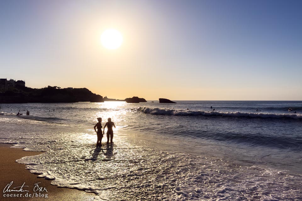 Silhouette zweier Frauen im Meer am Strand Grande Plage in Biarritz