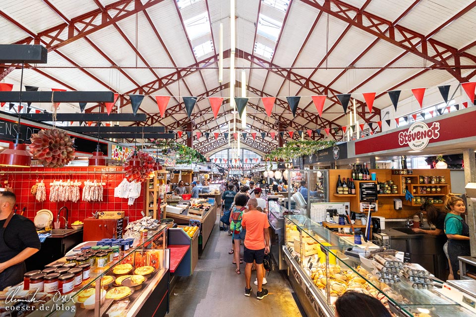 Innenansicht der Markthalle Les Halles in Biarritz
