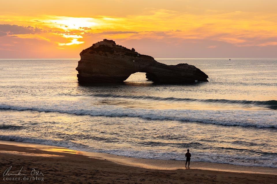 Felsbogen Le Rocher du Fioup im Sonnenuntergang in Biarritz
