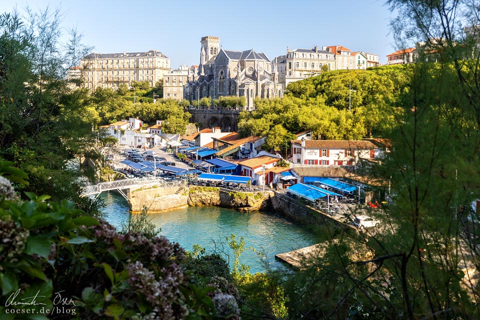 Blick auf die Kirche Église Sainte-Eugénie de Biarritz und das alte Fischerdorf mit seinen Crampottes